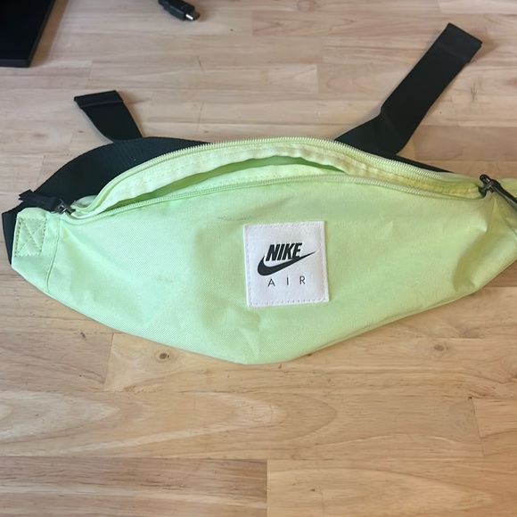 Neon green Nike fanny pack - Picture 1 of 3